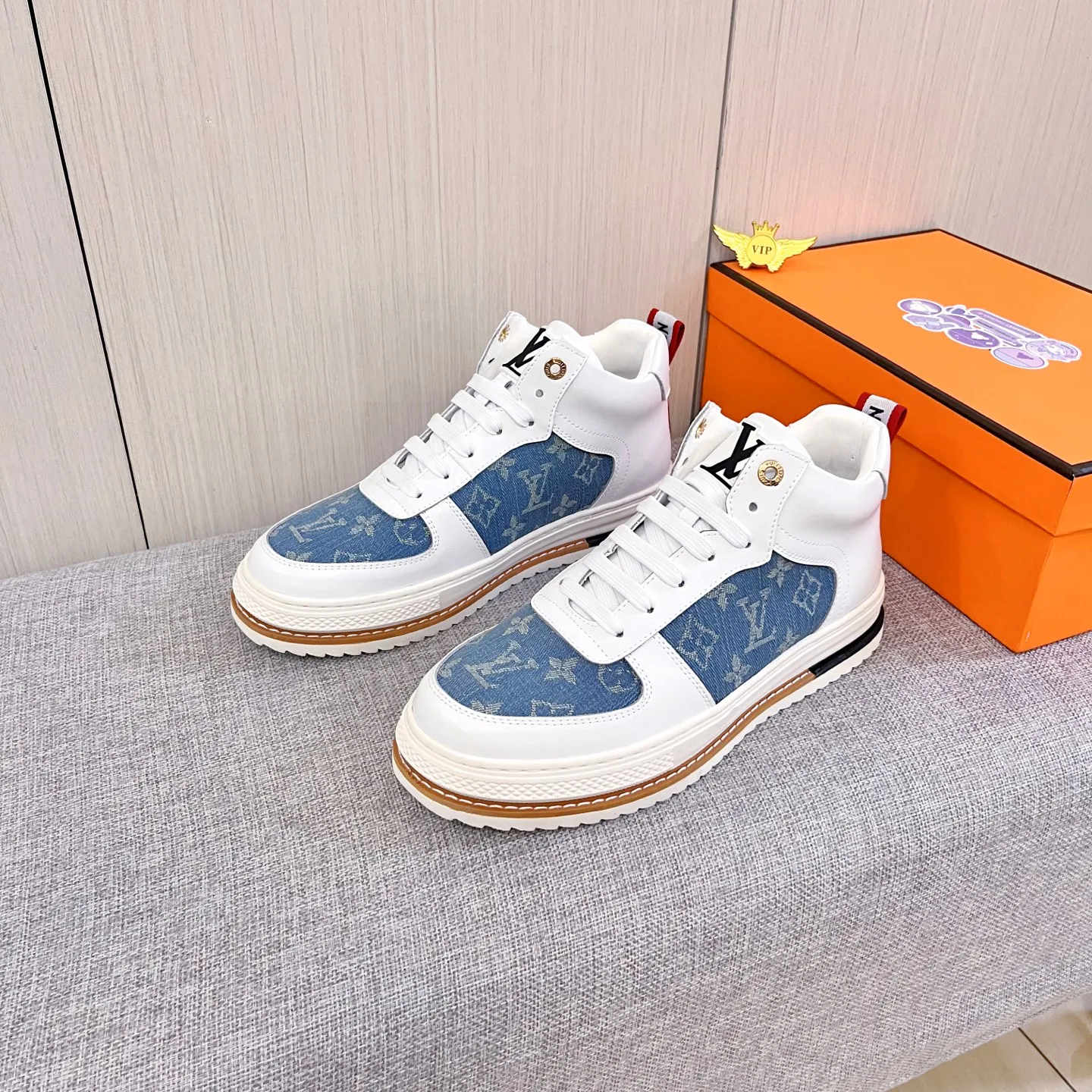 🚘🚘Factory batch 440💰[LV]🔥Louis Vuitton, high-end men's shoe brand, official website 1:1 latest masterpiece: the upper is made of first-layer cowhide imported from Italy with a comfortable and breathable lining➕original non-slip and wear-resistant outsole🔥, making walking more convenient and comfortable! An exclusive new model, a stunning work, a beautiful 1:1 replica [color] compared to the official quality! Create a fashionable personality to set off your uniqueness! A must-have for trendy men! Classic 🔥Size: 38-44 Color: 🔥 2⃣️colors available🔥.